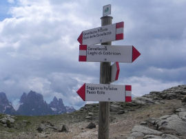 Segnali ai laghetti Cavallazza verso Colbricon (28988 bytes)